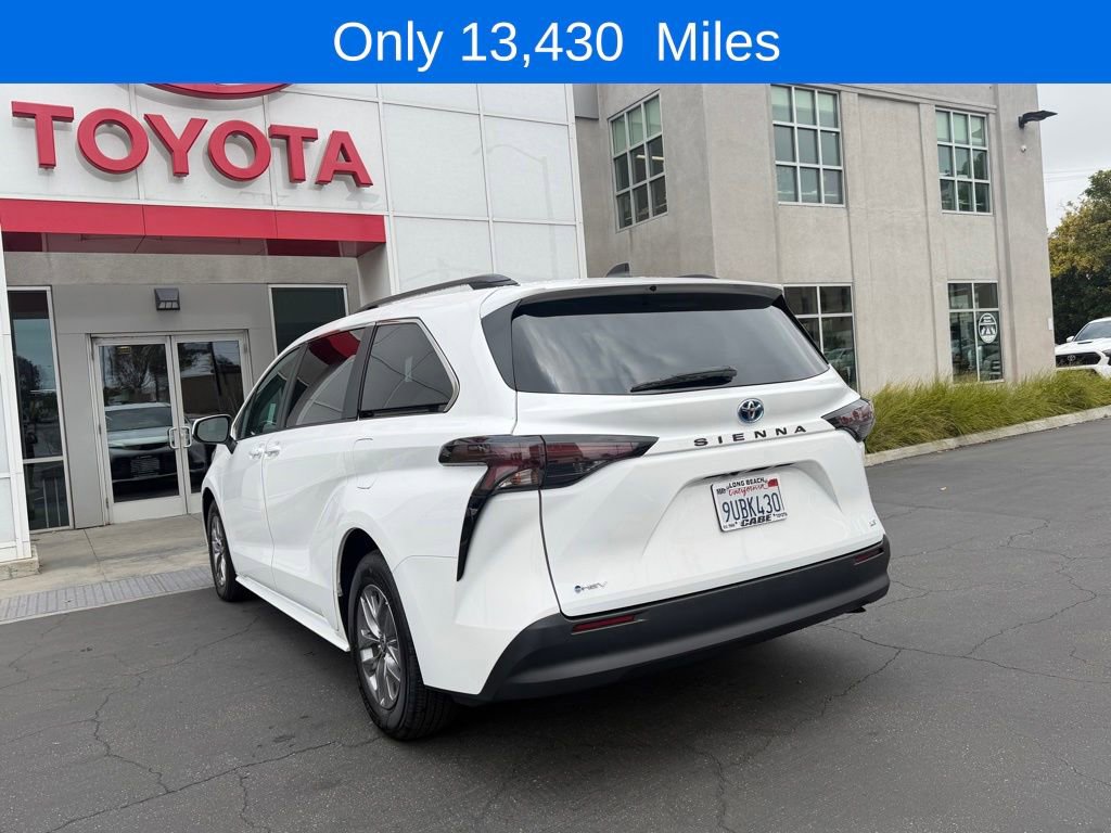 Used 2025 Toyota Sienna LE FWD image 6