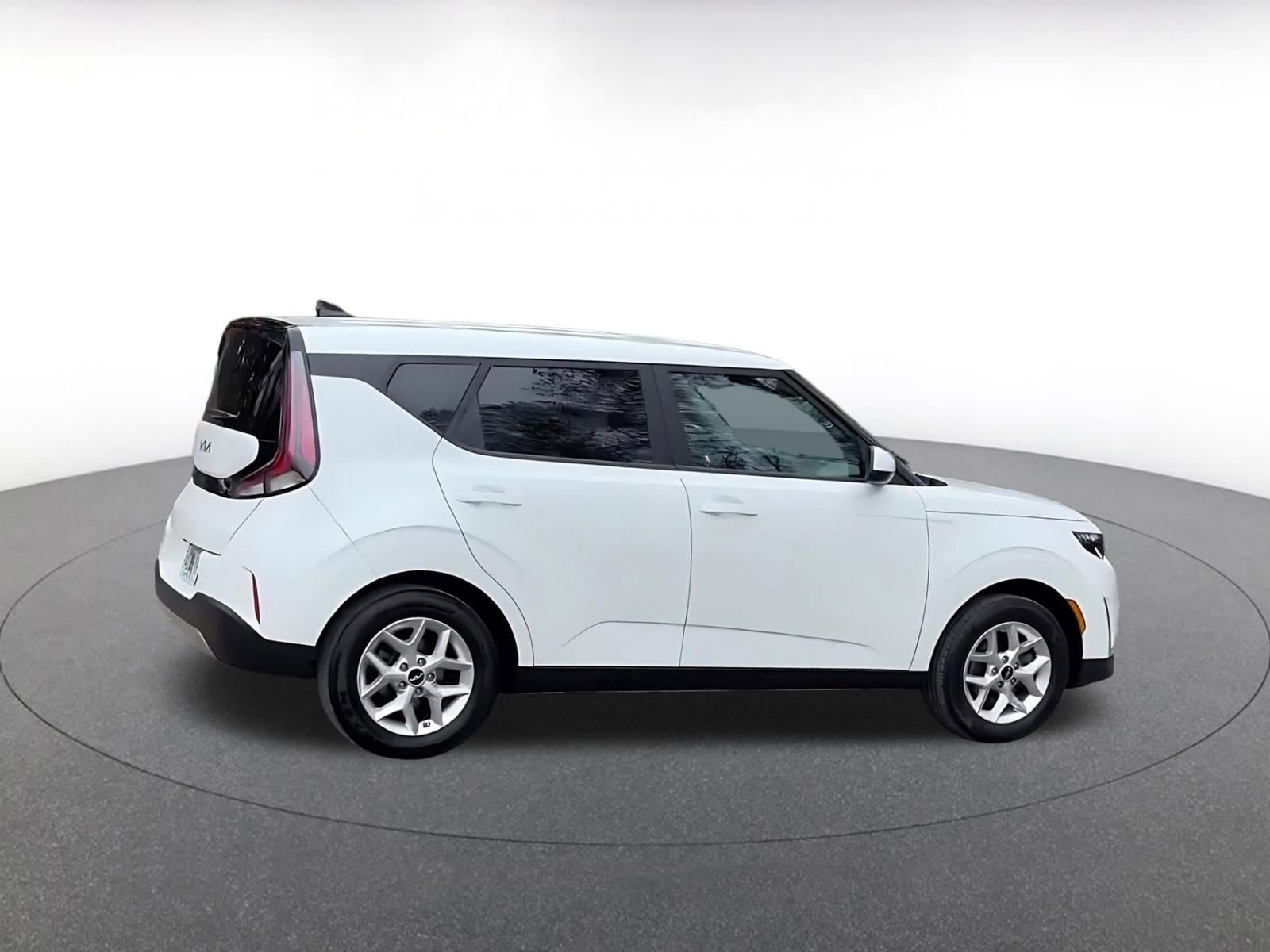 Used 2025 Kia Soul LX w/ LX Technology Package FWD image 14