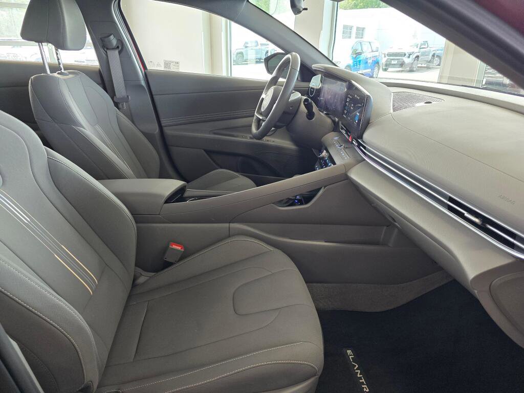 Used 2025 Hyundai Elantra SEL FWD image 41
