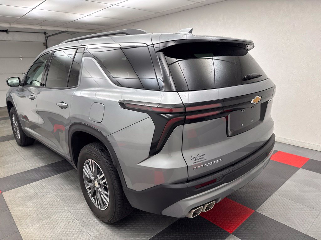 Used 2026 Chevrolet Traverse LT FWD image 5