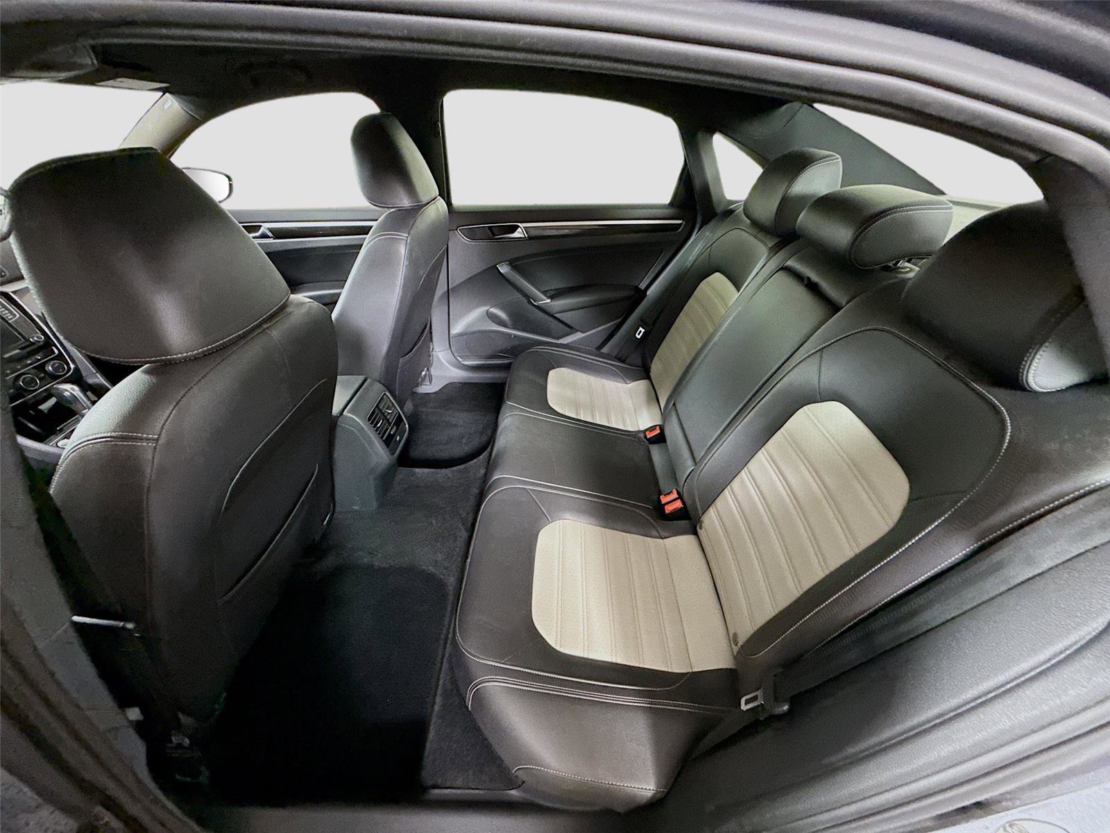 Used 2018 Volkswagen Passat 3.6 image 17