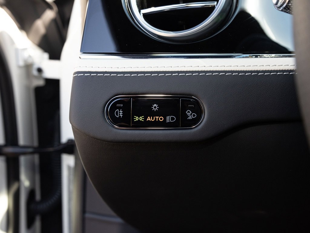 Used 2025 Bentley Flying Spur Plug-In Hybrid AWD/4WD image 33