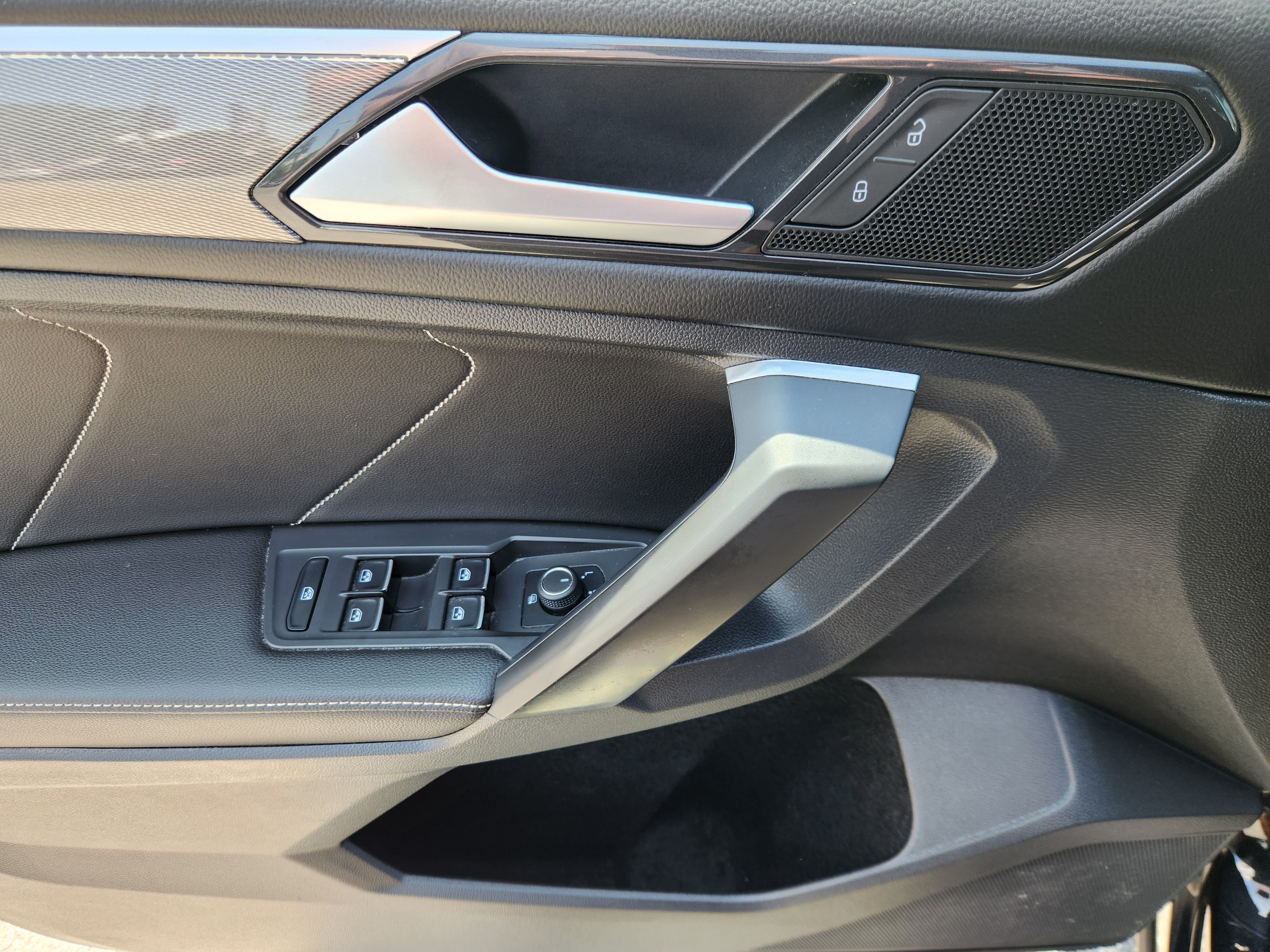 Certified 2022 Volkswagen Tiguan SE R-Line FWD image 18