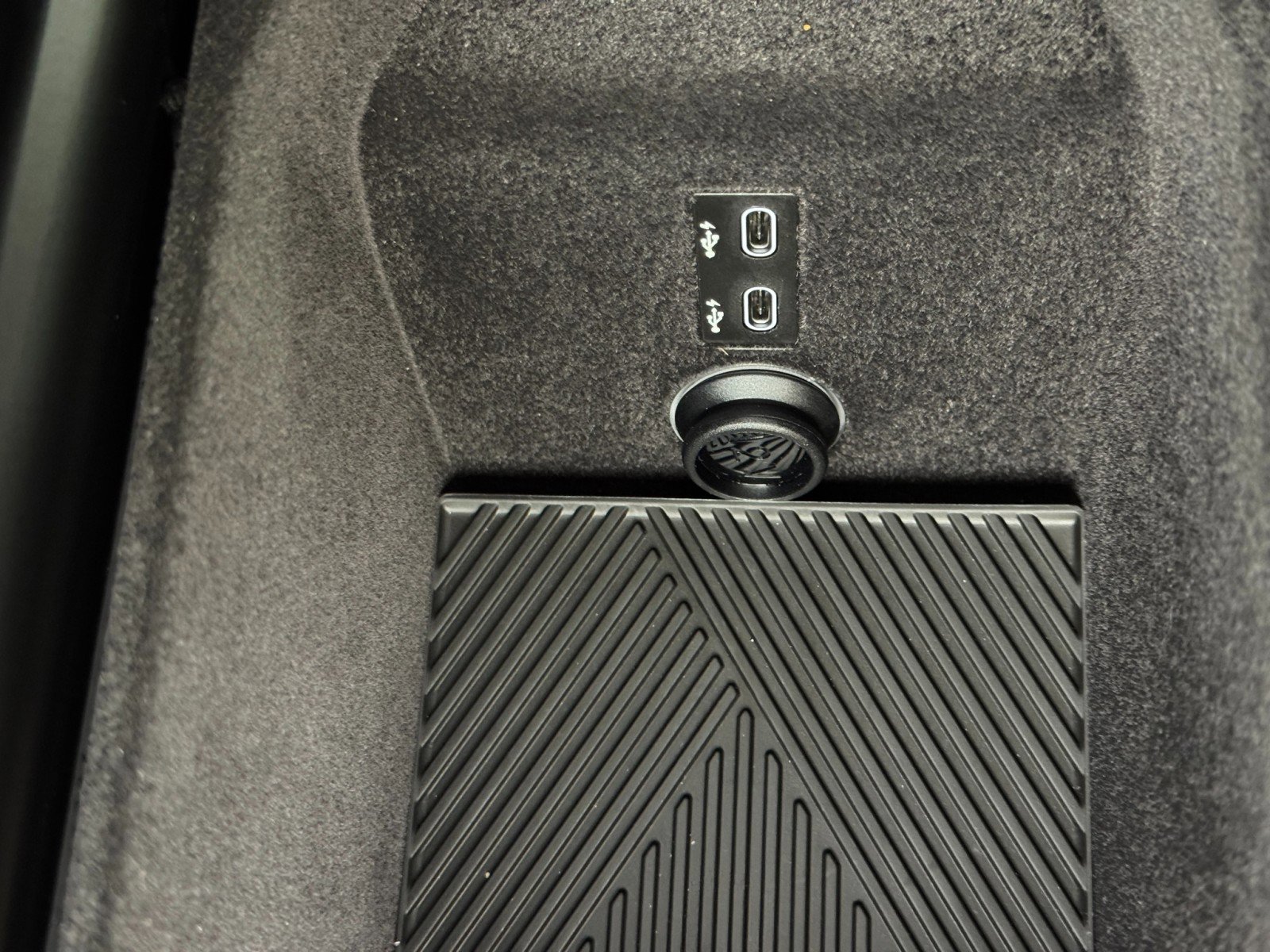 Used 2024 BMW i7 xDrive60 w/ Executive Package image 36