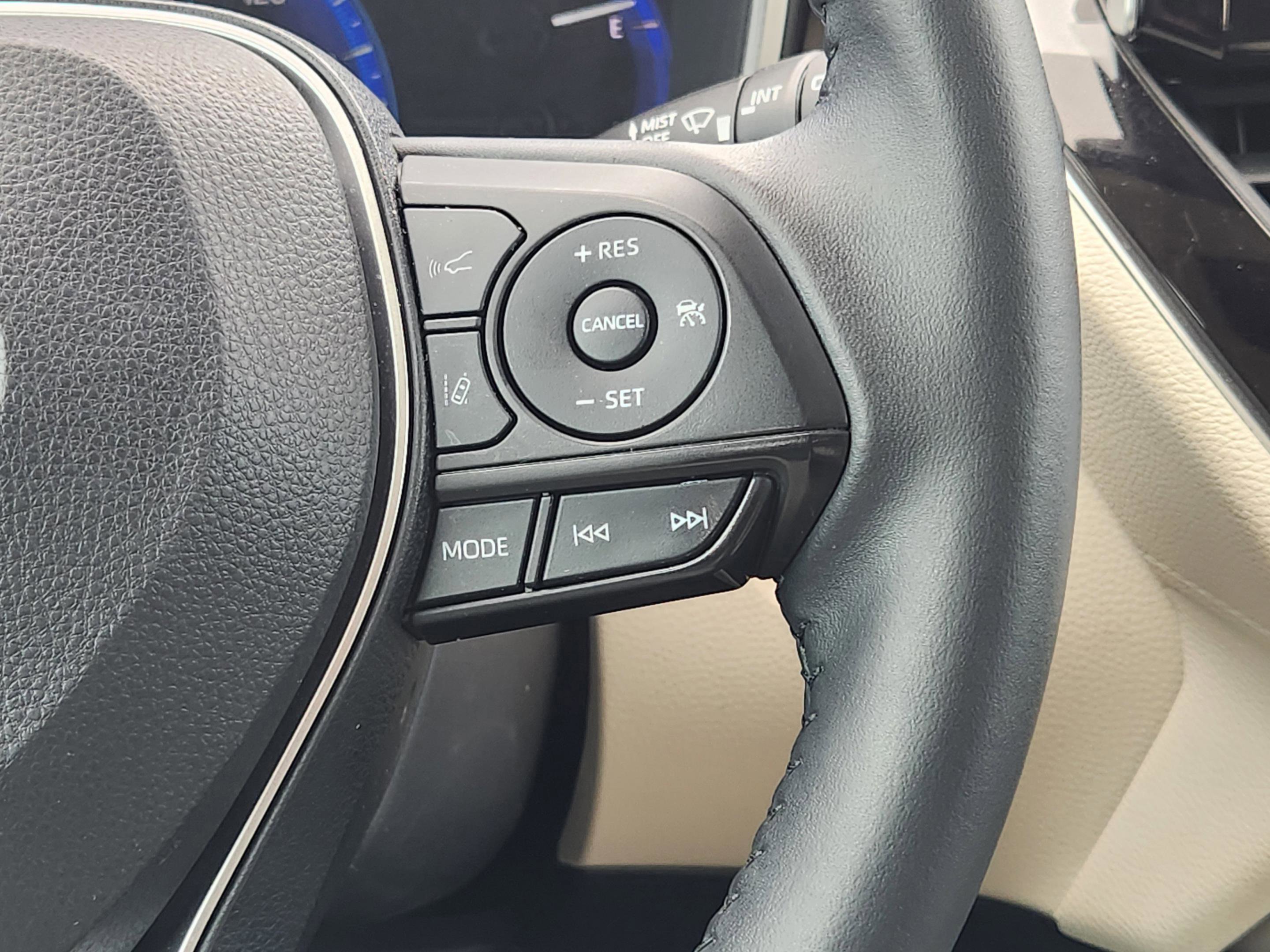 Used 2022 Toyota Corolla Cross XLE w/ Convenience Package image 29