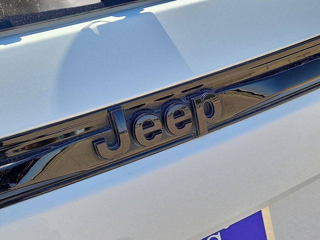 Used 2023 Jeep Grand Cherokee Altitude RWD image 12