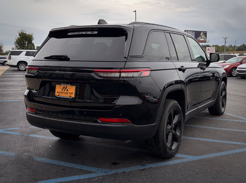 Used 2023 Jeep Grand Cherokee Altitude AWD/4WD image 28