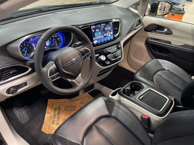 Used 2024 Chrysler Pacifica Touring-L image 11