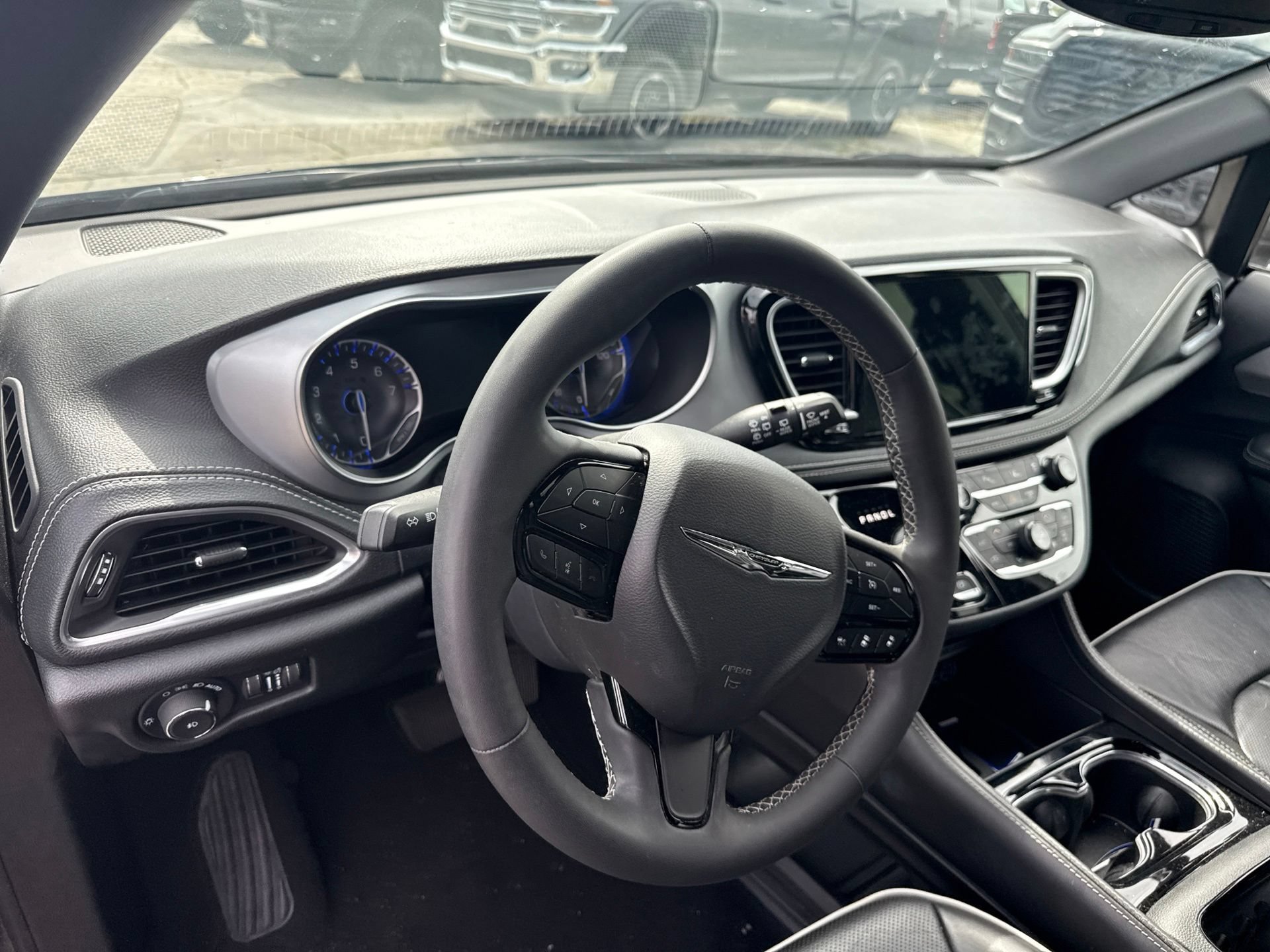 Used 2025 Chrysler Pacifica Limited FWD image 10