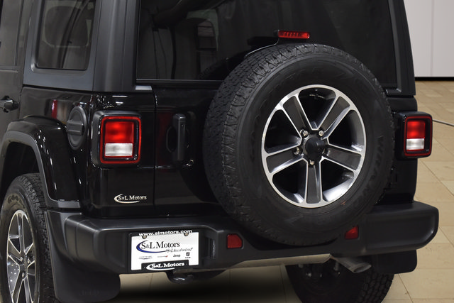 Used 2023 Jeep Wrangler Unlimited Sahara AWD/4WD image 32