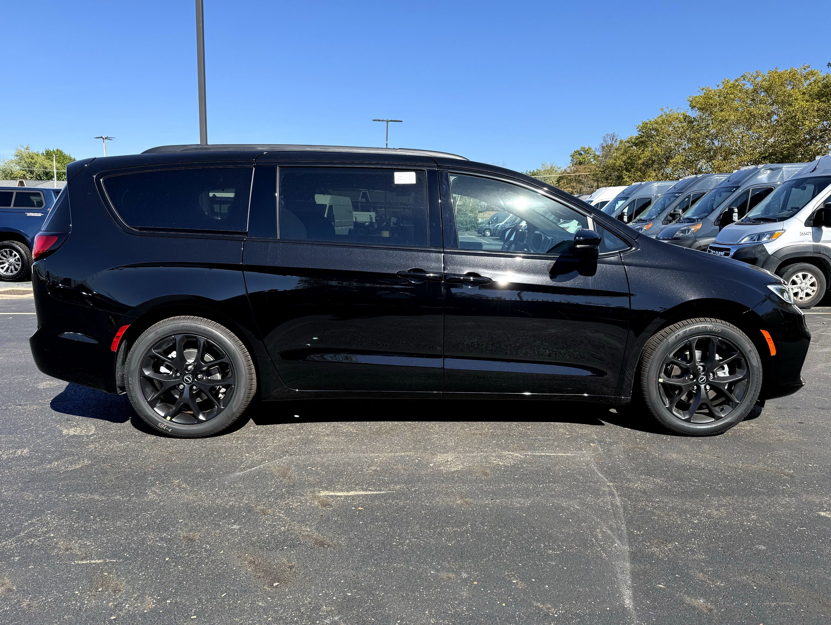 New 2026 Chrysler Pacifica Limited image 11