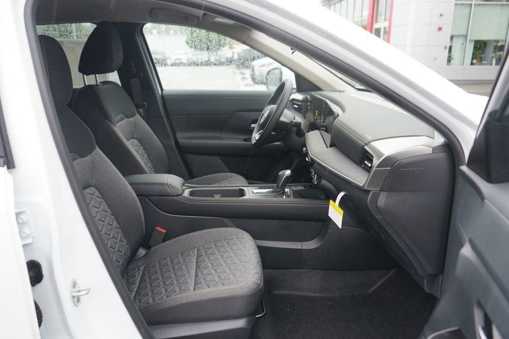 Used 2025 Nissan Kicks SV image 32