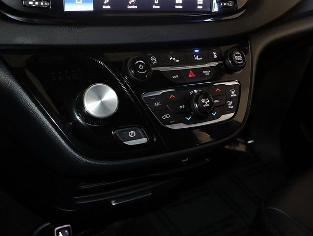 Used 2026 Chrysler Pacifica Select image 18