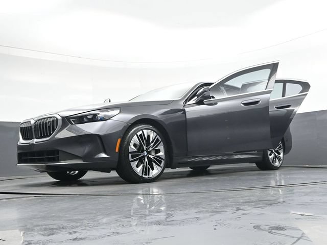 Certified 2025 BMW i5 eDrive40i w/ Premium Package RWD image 46