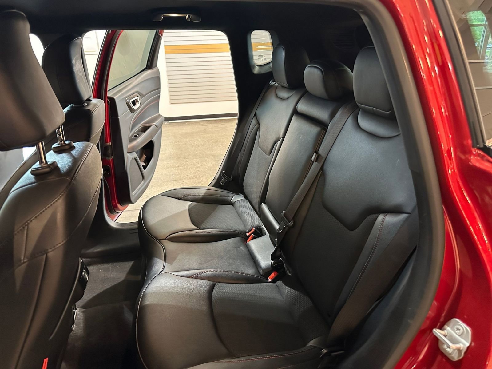Used 2025 Jeep Compass Trailhawk AWD/4WD image 39