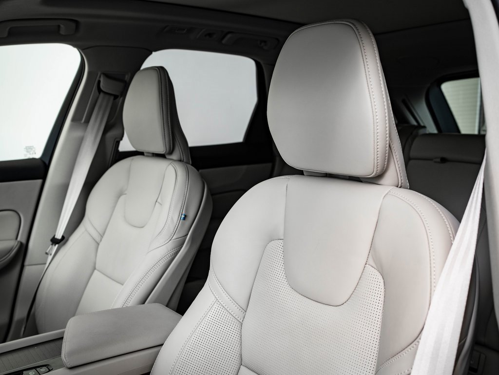 Used 2025 Volvo XC60 B5 Ultra w/ Protection Package Premier image 24