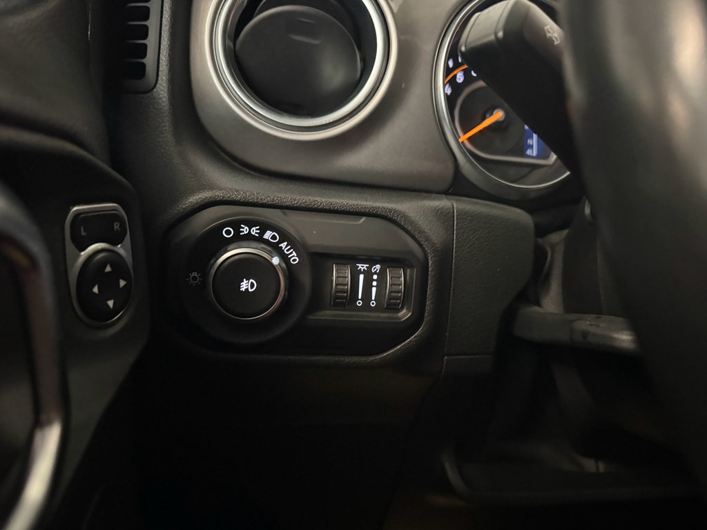 Used 2018 Jeep Wrangler Unlimited Sahara AWD/4WD image 16