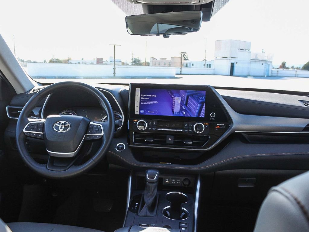 Used 2023 Toyota Highlander Bronze Edition image 13