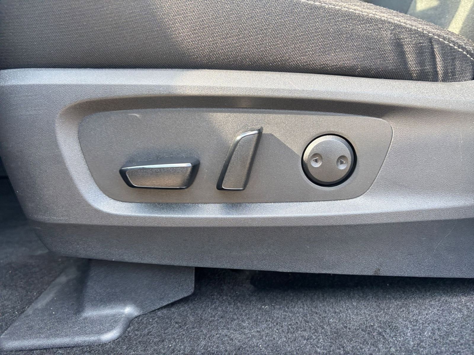Used 2025 Nissan Pathfinder SV FWD image 22