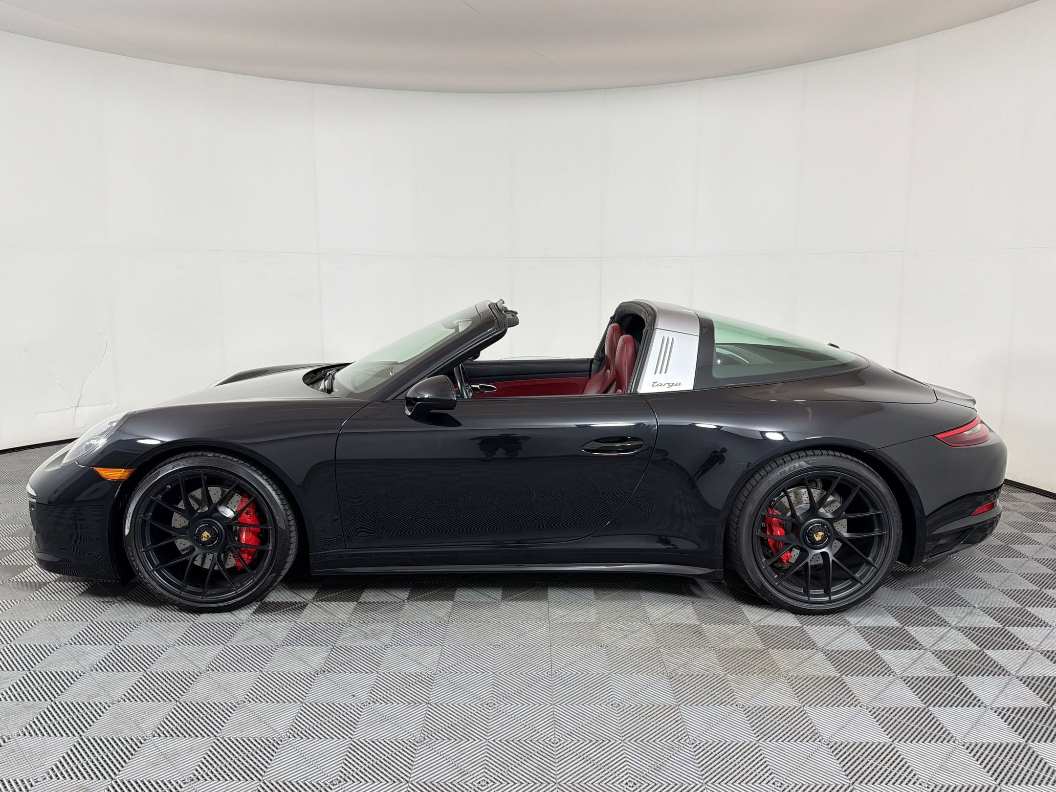 Certified 2019 Porsche 911 Targa 4 GTS AWD/4WD image 2