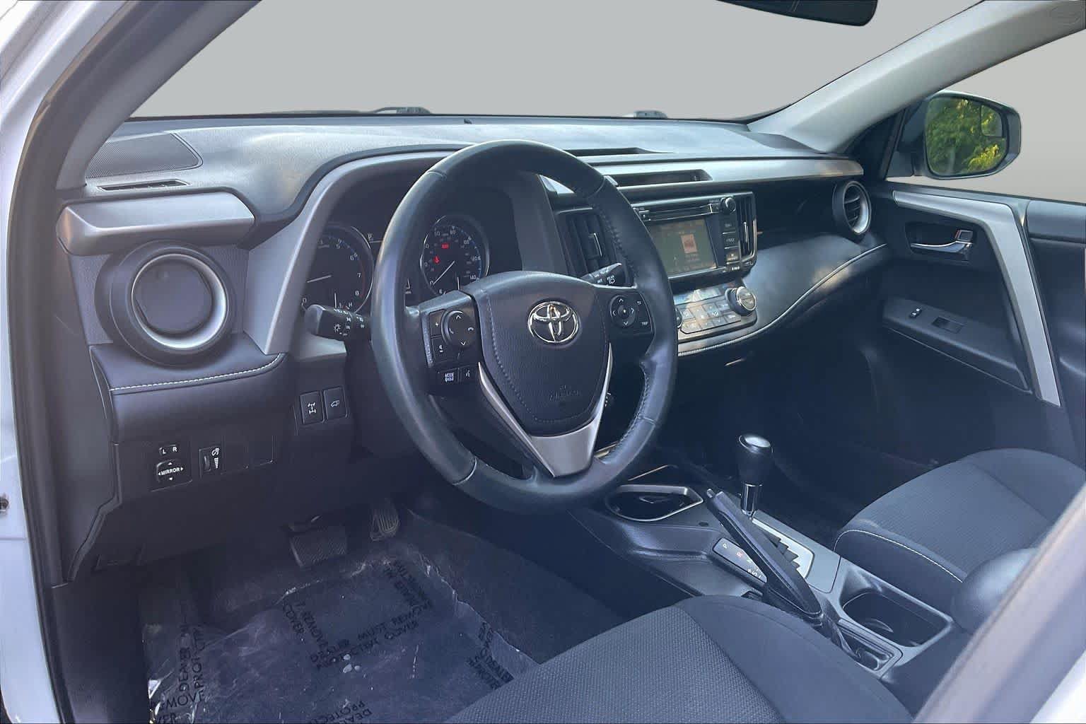 Used 2016 Toyota RAV4 XLE AWD/4WD image 17