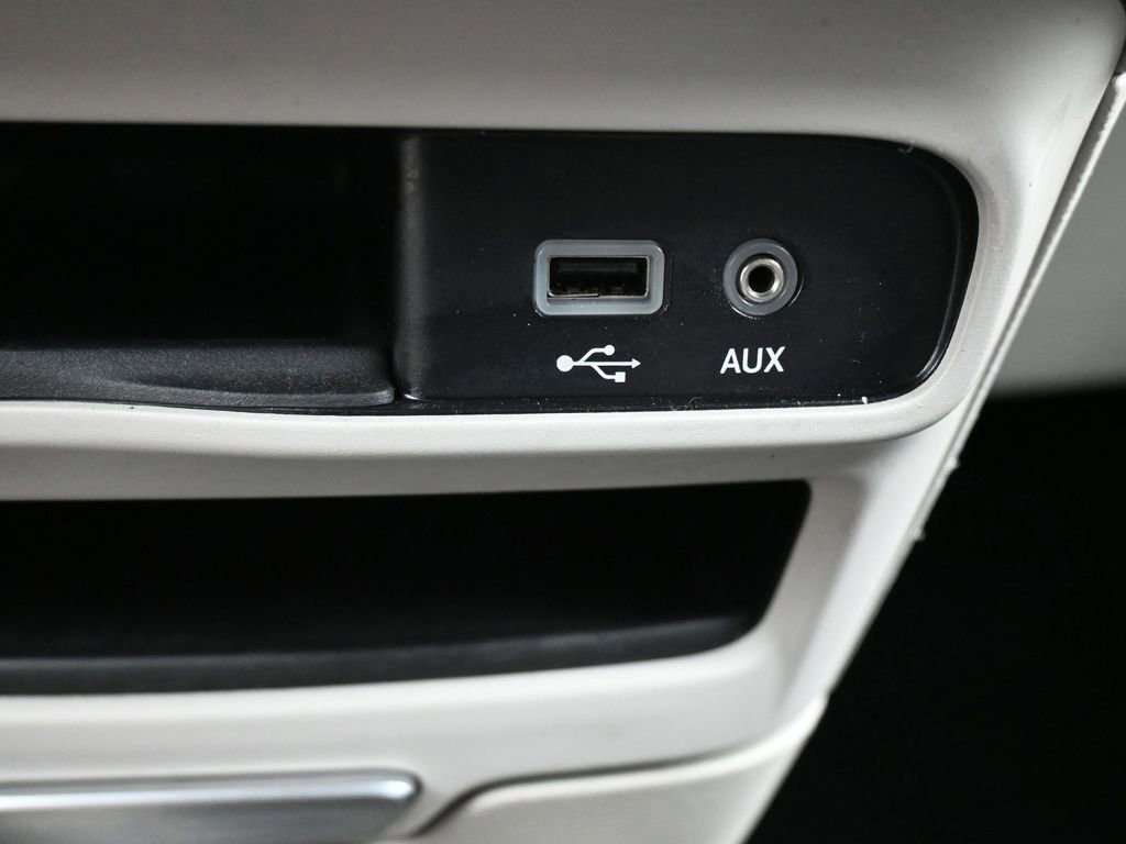 Used 2017 Chrysler Pacifica Touring-L w/ Tire & Wheel Group image 14