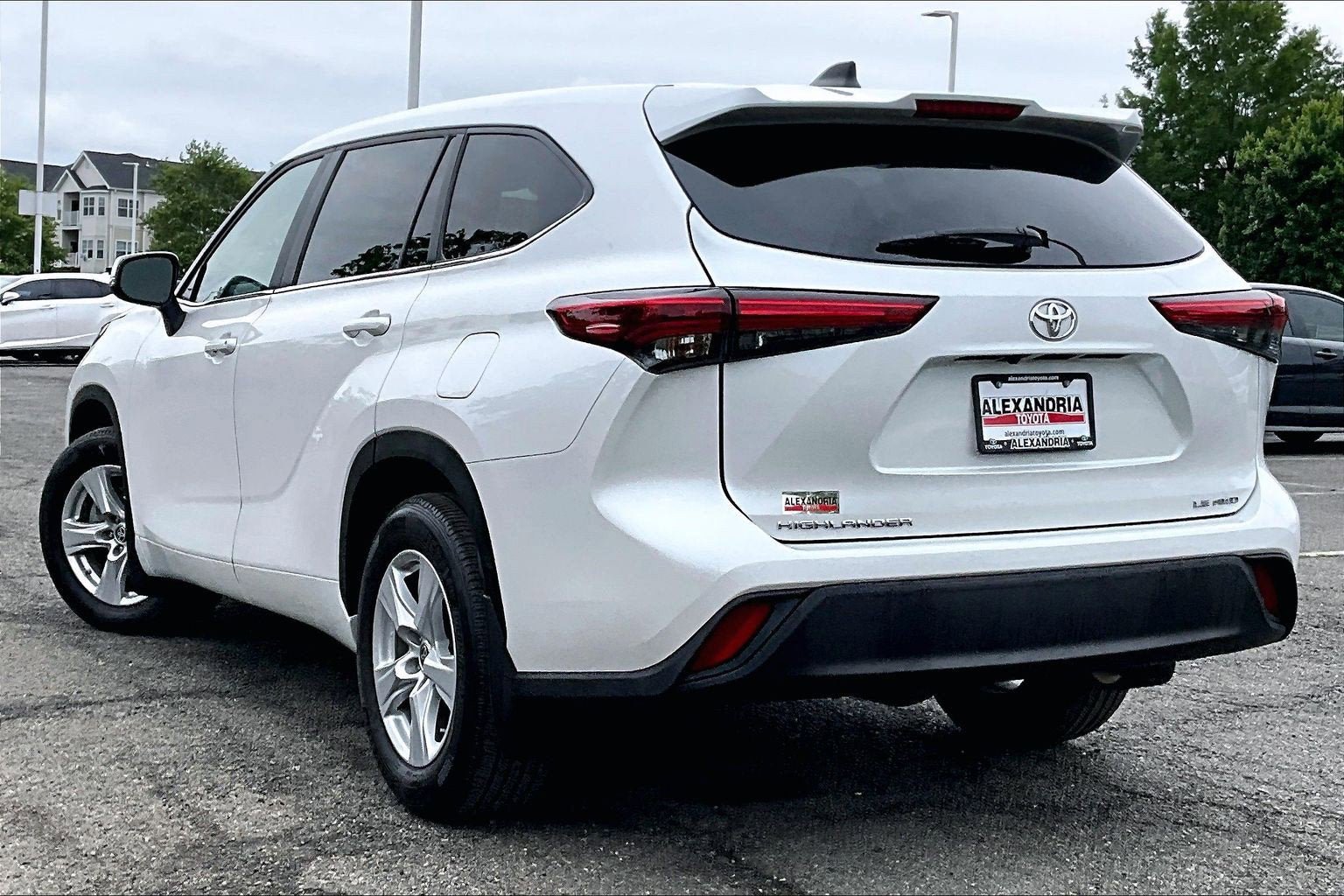 Used 2023 Toyota Highlander LE AWD/4WD image 11