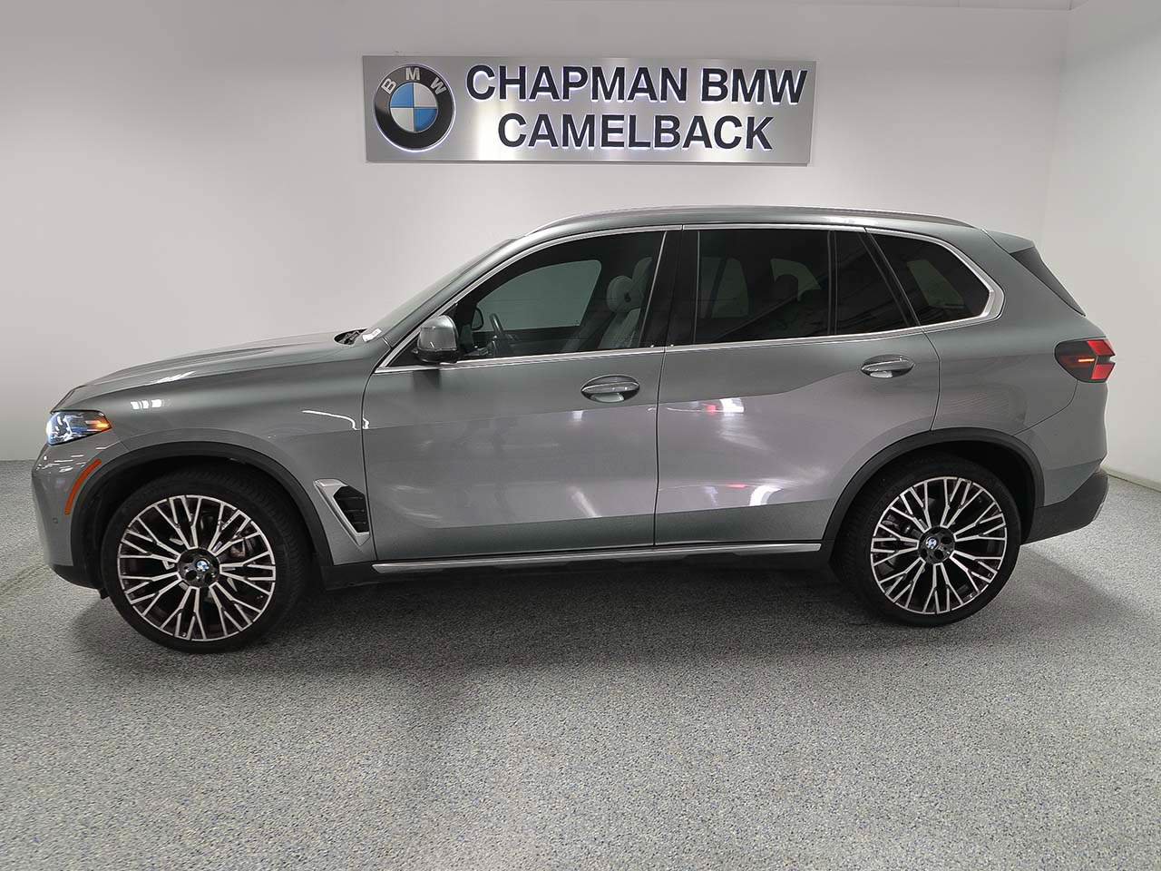 Used 2025 BMW X5 xDrive40i w/ Parking Assistance Package AWD/4WD image 3