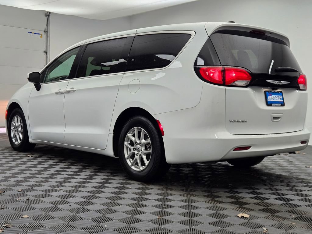 Used 2023 Chrysler Voyager LX image 14