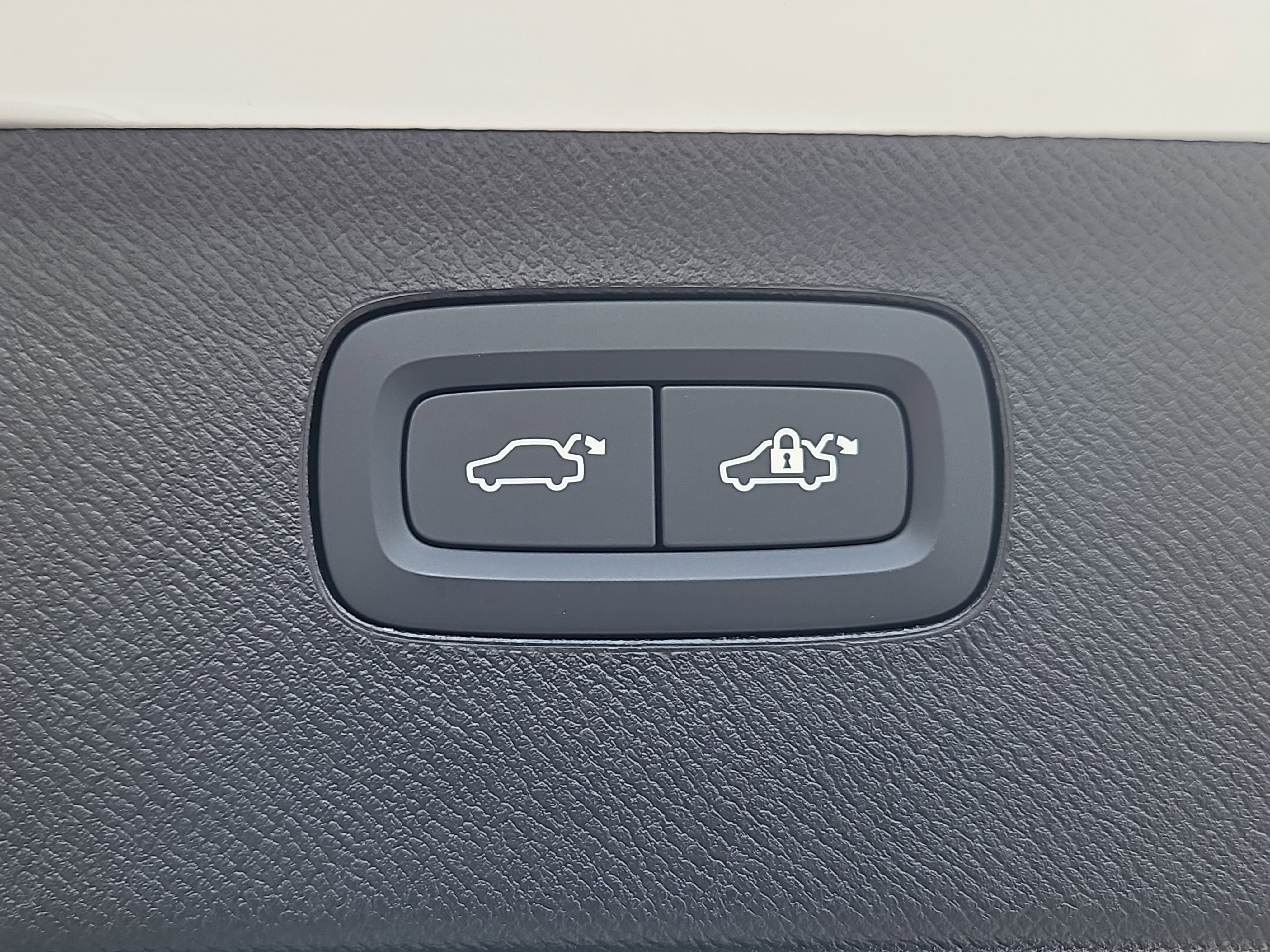 New 2026 Volvo XC90 B6 Plus w/ Protection Package Premier image 14