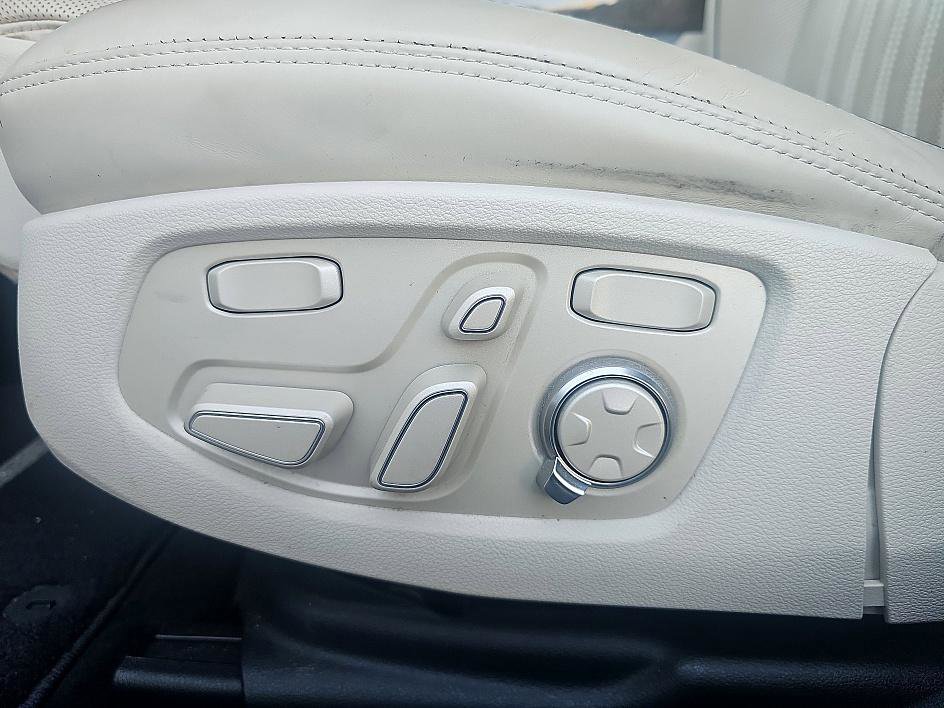 Used 2019 Genesis G90 3.3T Premium image 16