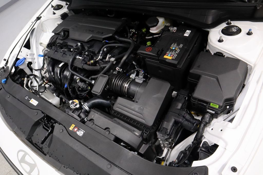 Certified 2025 Hyundai Elantra Sport image 18