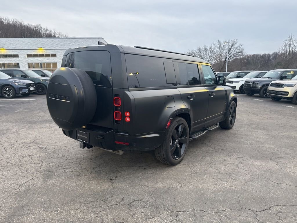 Used 2025 Land Rover Defender 130 X-Dynamic SE image 5