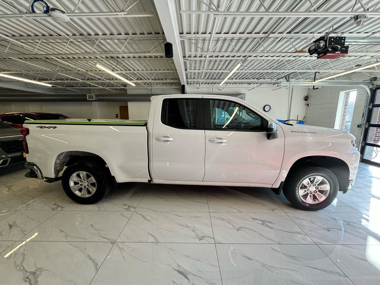 Used 2020 Chevrolet Silverado 1500 LT w/ Convenience Package AWD/4WD image 4