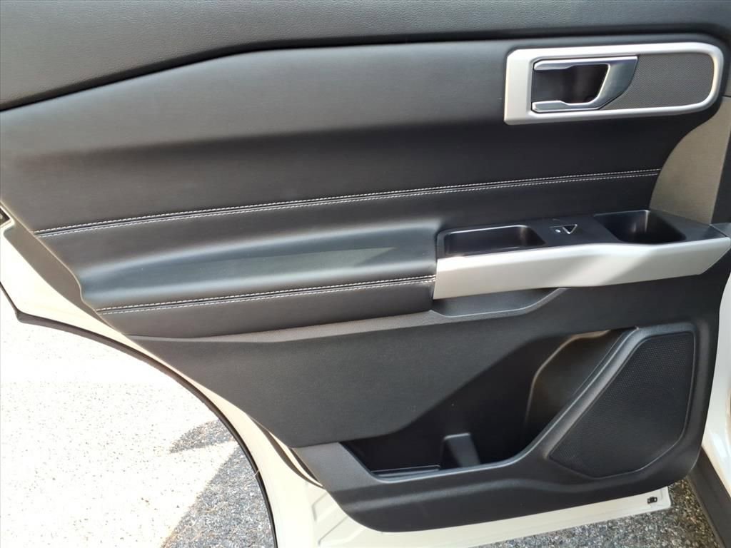 Used 2021 Ford Explorer XLT w/ Equipment Group 202A AWD/4WD image 14