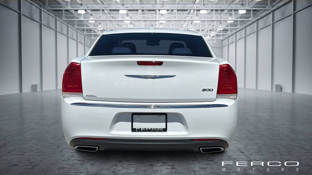 Used 2018 Chrysler 300 Touring L RWD image 4