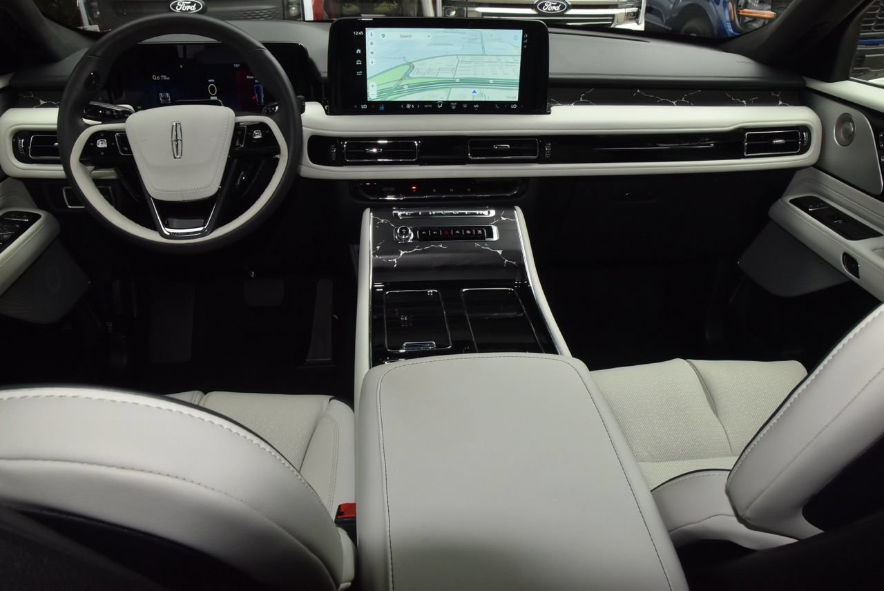 Used 2025 Lincoln Aviator Black Label AWD/4WD image 17