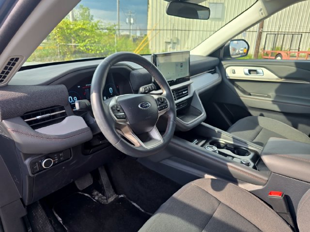 Used 2025 Ford Explorer Active AWD/4WD image 12