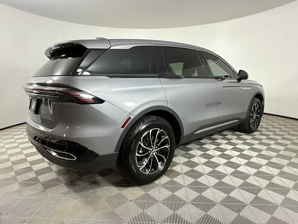 Used 2025 Lincoln Nautilus Premier AWD/4WD image 4