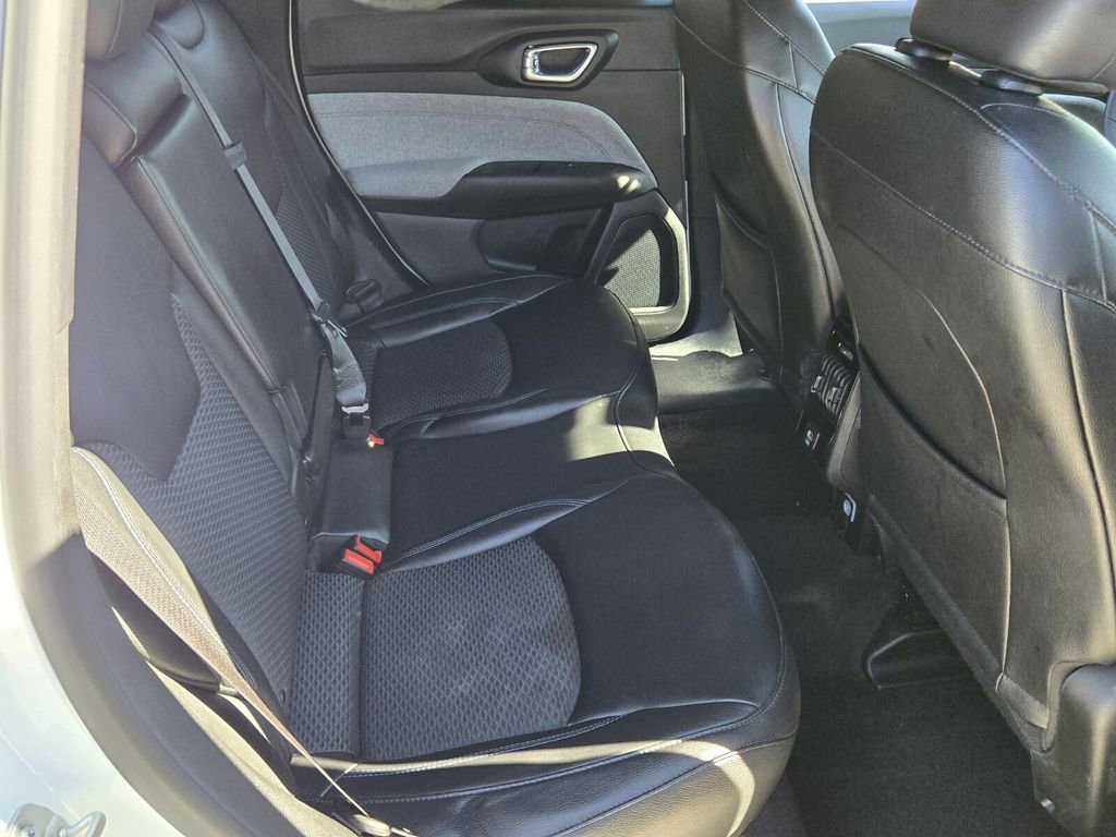 Used 2024 Jeep Compass Latitude image 16