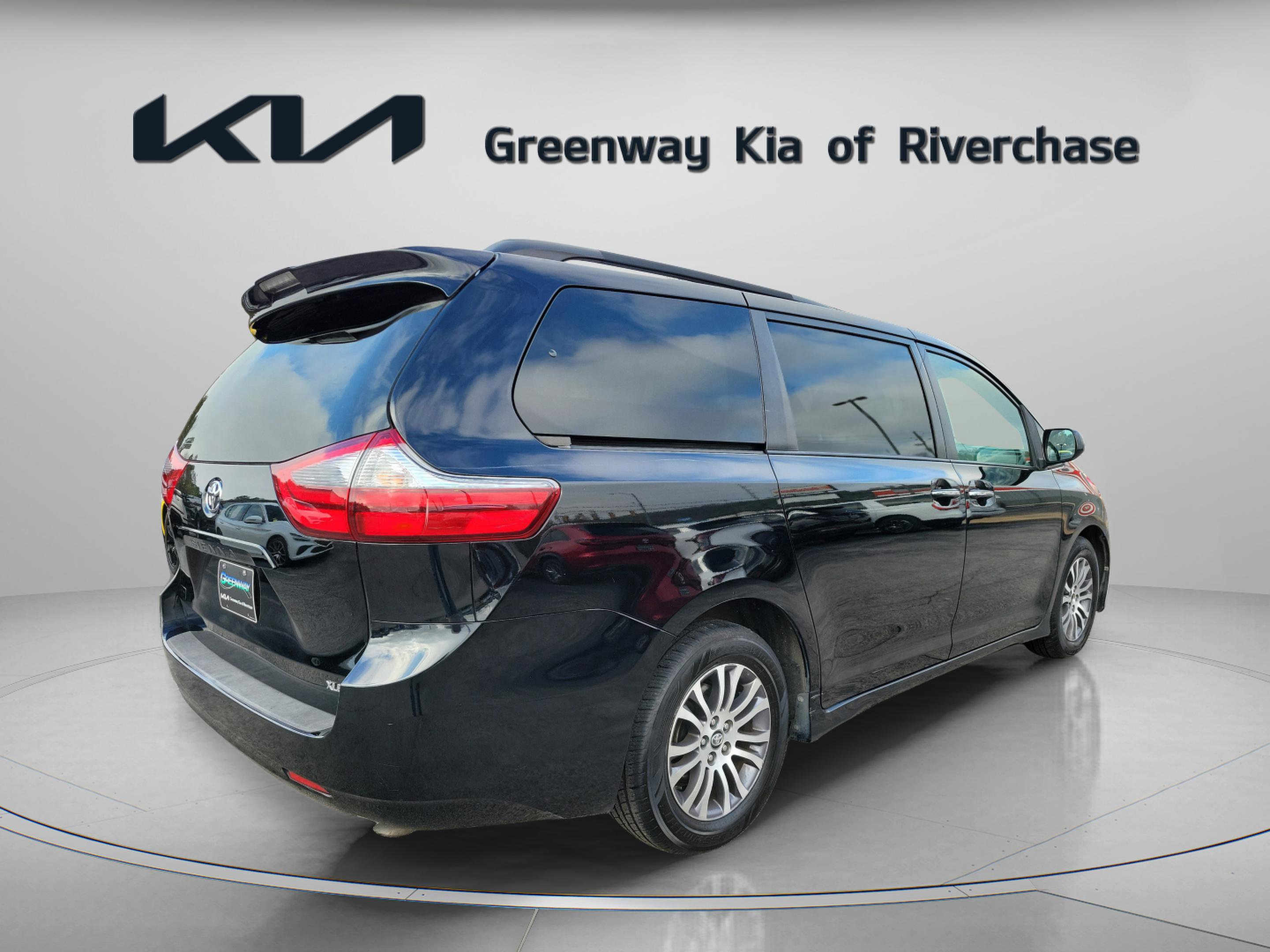 Used 2020 Toyota Sienna XLE image 6