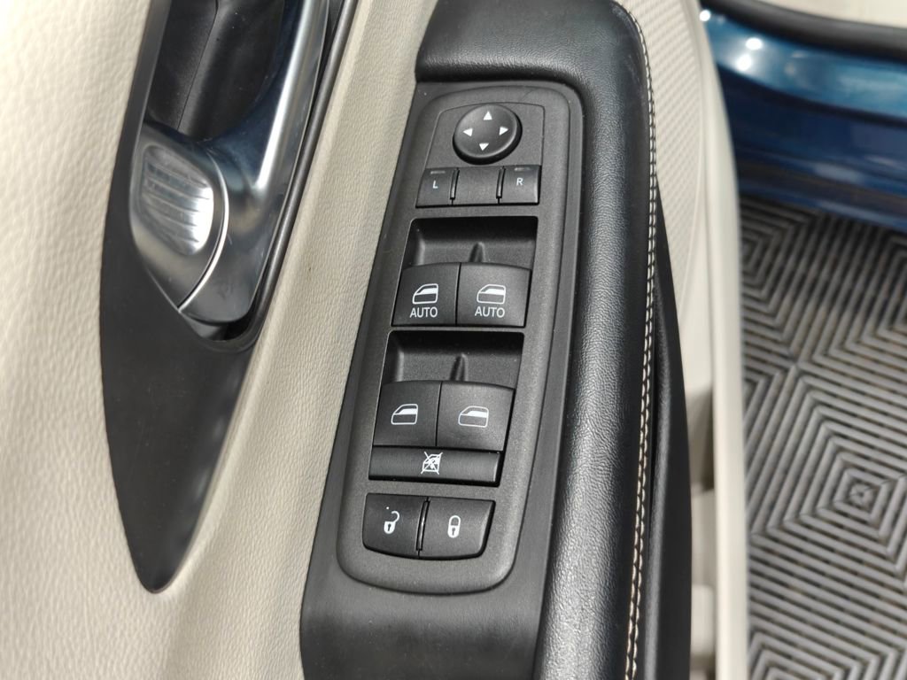 Used 2021 Chrysler Pacifica Touring-L image 65