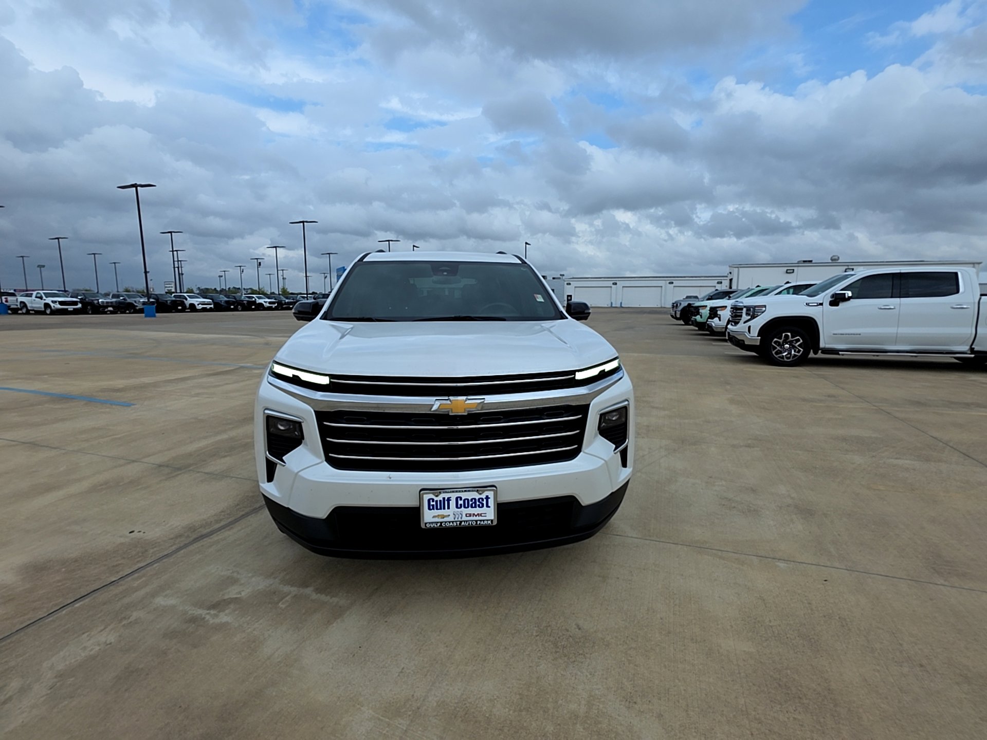 Used 2024 Chevrolet Traverse LT image 2