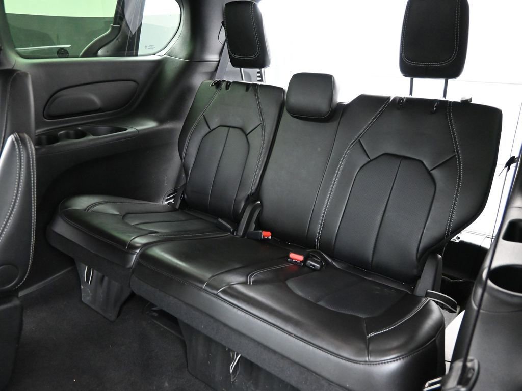 Used 2025 Chrysler Pacifica Select image 30