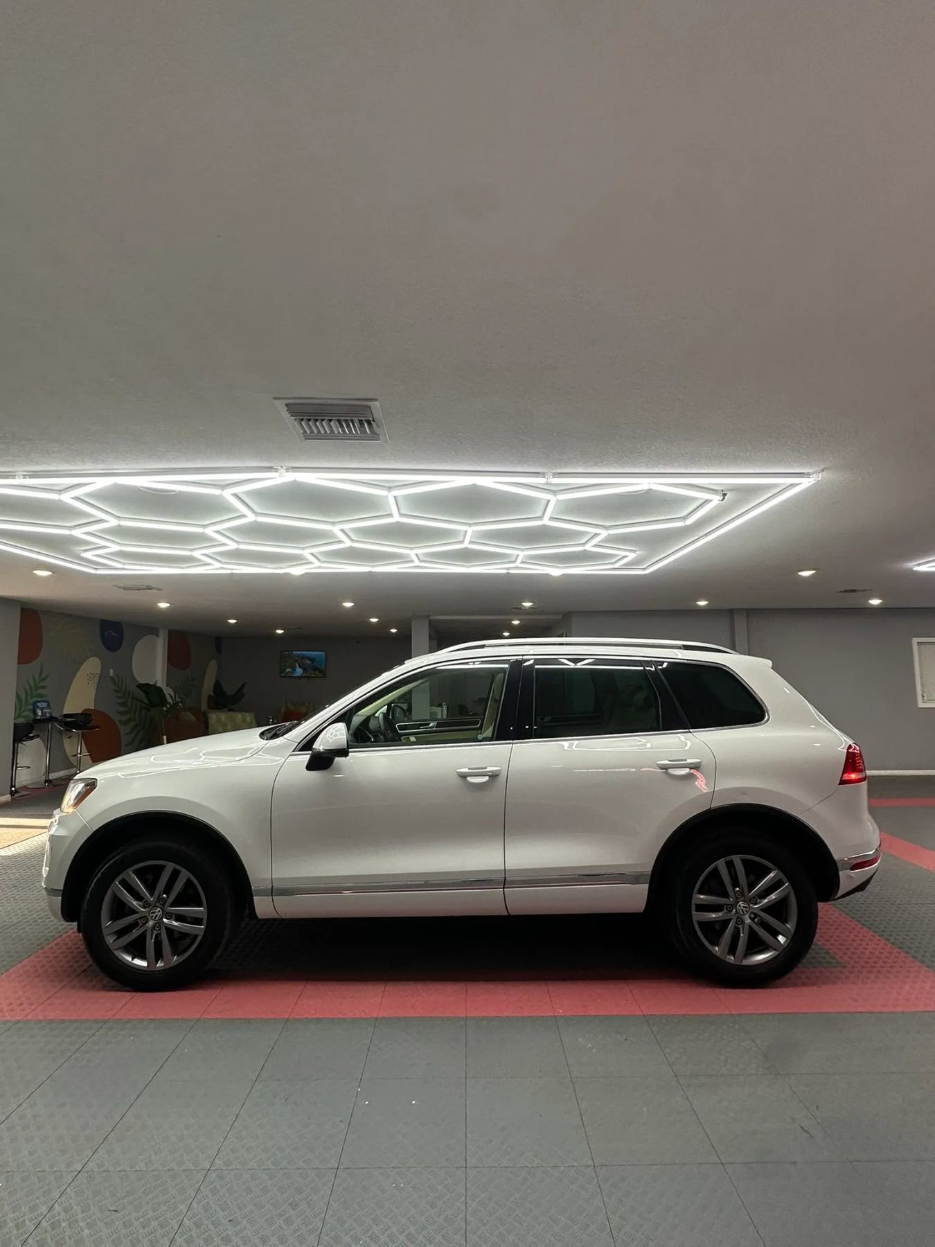 Used 2015 Volkswagen Touareg VR6 image 3