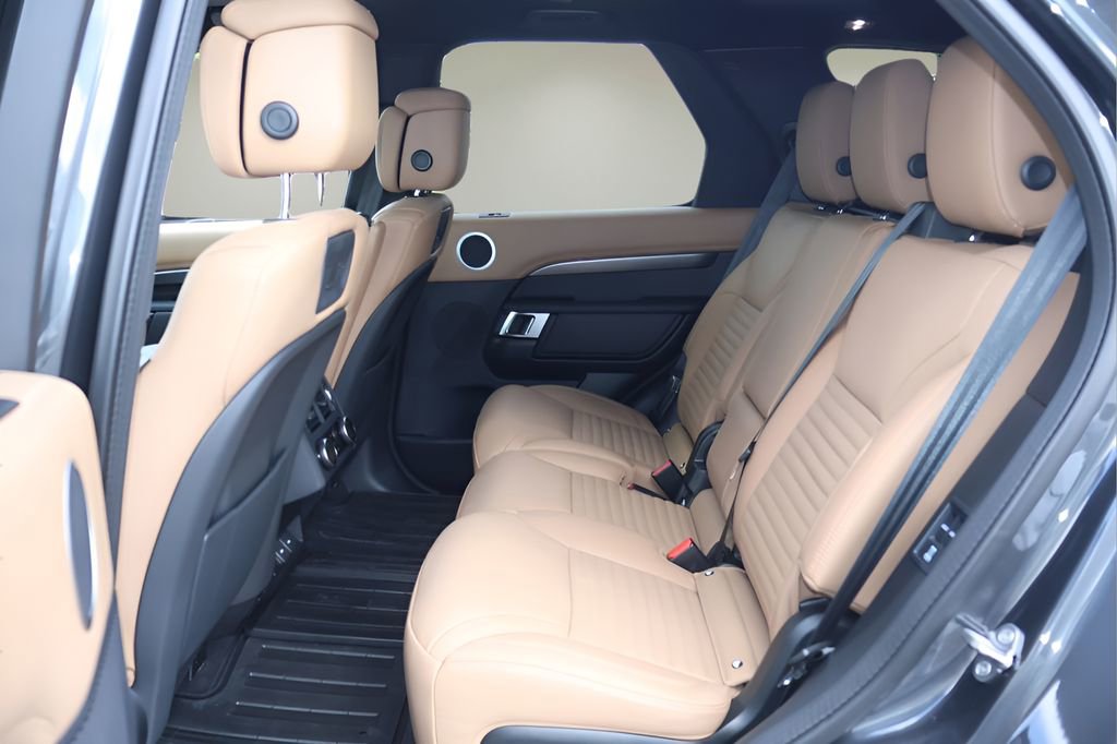 Used 2024 Land Rover Discovery Metropolitan Edition AWD/4WD image 12