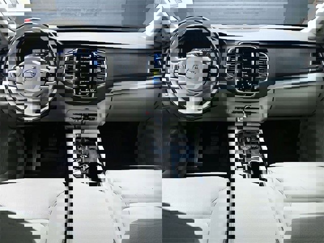 Used 2021 Volvo XC90 T5 Momentum w/ Climate Package image 9