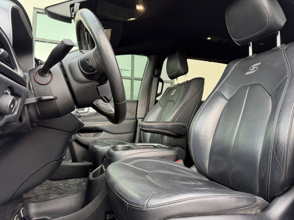 Used 2020 Chrysler Pacifica Touring-L Plus w/ S Appearance Package image 6