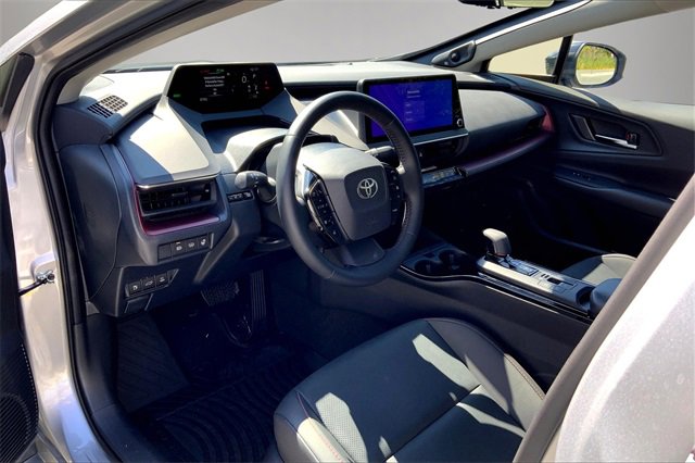 Used 2025 Toyota Prius Plug-In Hybrid image 11