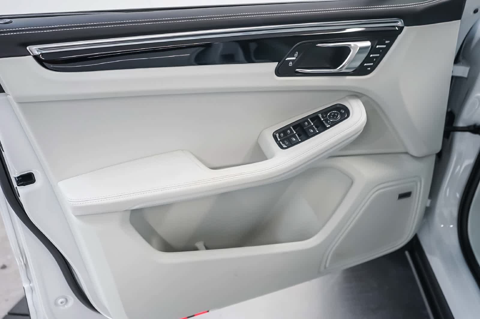 Certified 2026 Porsche Macan AWD/4WD image 27